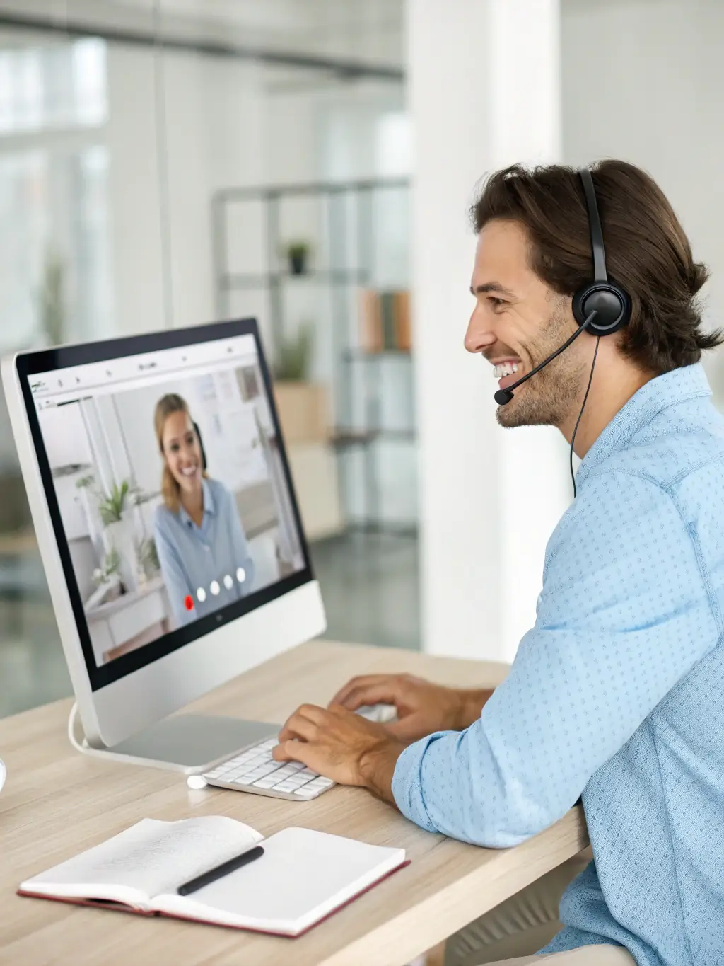 A friendly IT support agent assisting a client remotely, showcasing Aurumschoener's technical support services.